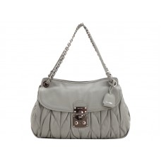 Miu Miu Matelassé Schultertasche Grau