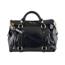 Miu Miu Große Boston-Tasche aus glänzendem Leder, Schwarz