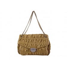 Prada Schultertasche aus geprägtem Nappaleder, Senfgelb