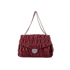 Prada Schultertasche aus geprägtem Nappaleder, Weinrot