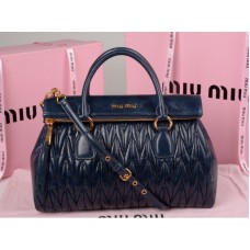 Miu Miu Glazed Matelasse Leder-Reißverschlusstasche Blau