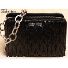 Miu Miu Mini-Schultertasche aus glasiertem Matelassé-Leder, Schwarz