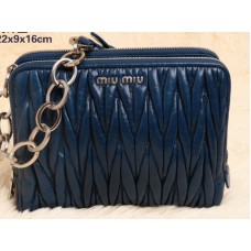 Miu Miu Mini-Schultertasche aus glasiertem Matelassé-Leder, blau