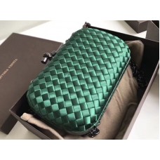 Bottega Veneta Knot Clutch in Boucher Intreccio Grün