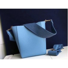 Celine Sangle Kleine Beuteltasche aus weichem, genarbtem Kalbsleder, blau