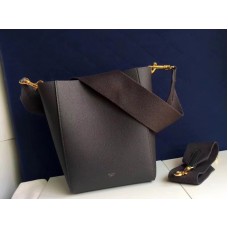 Celine Sangle Kleine Bucket Bag aus weichem, genarbtem Kalbsleder in Schokoladenbraun
