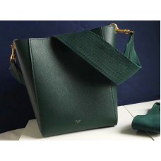 Celine Sangle Kleine Beuteltasche aus weichem, genarbtem Kalbsleder, Grün