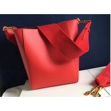 Celine Sangle Kleine Beuteltasche aus weichem, genarbtem Kalbsleder, Rot