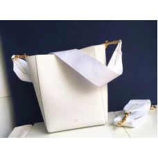 Celine Sangle Kleine Beuteltasche aus weichem, genarbtem Kalbsleder, Weiß