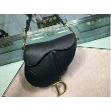 Dior Mini Saddle Bag aus Kalbsleder mit goldfarbenen Beschlägen, Schwarz m0447s