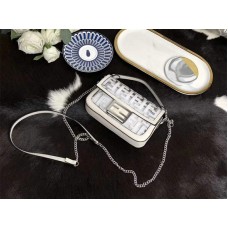 Fendi Kleine Baguette-Tasche aus PU, Weiß